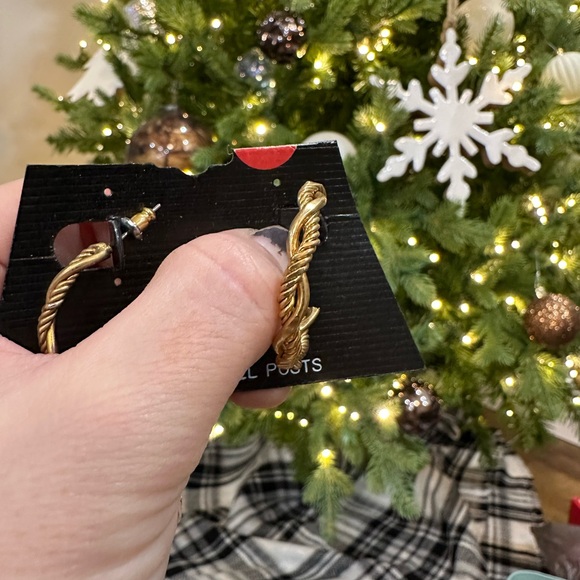 Vintage Gold Twisted Hoop Earrings - Picture 2 of 3